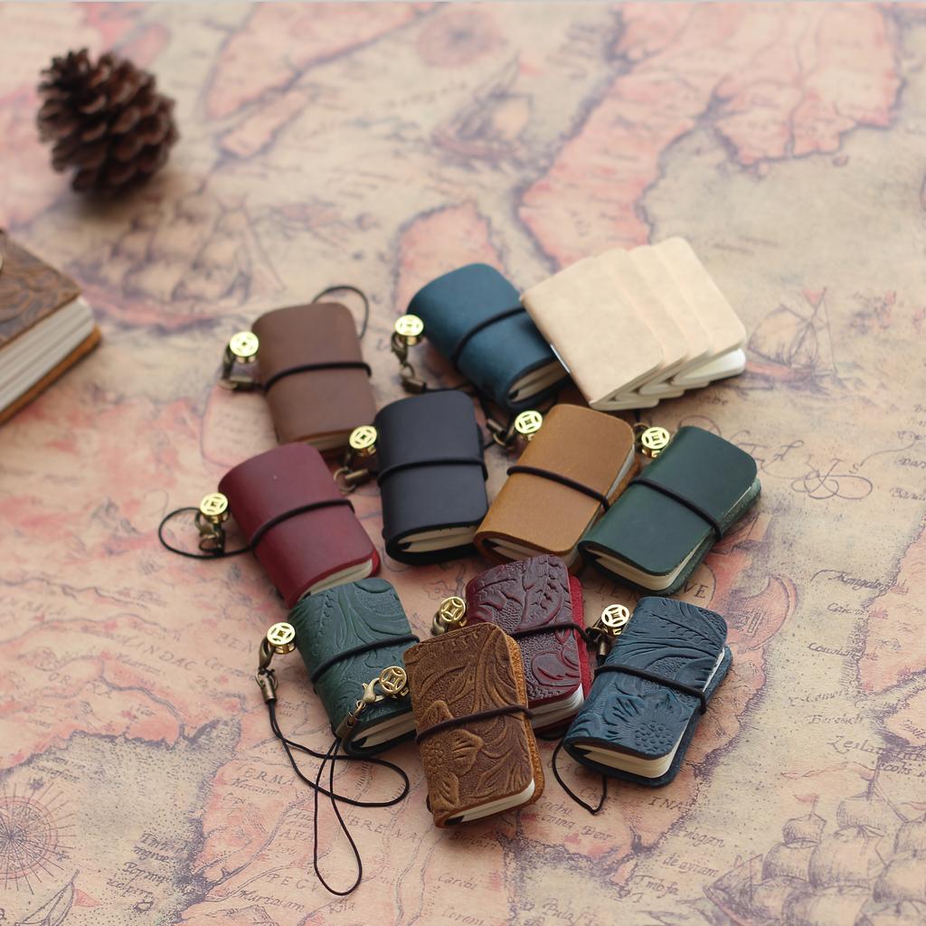 Ein Mini-Notizbuch aus echtem Leder mit einem Vintage-Einband, perfekt für Reisende, mit 64 Seiten