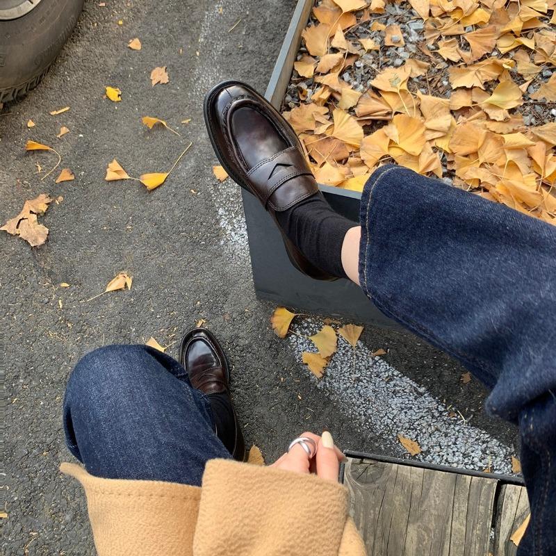 The New Style of Shoes Features A Retro Thick Heel and A Pair of Leather Shoes