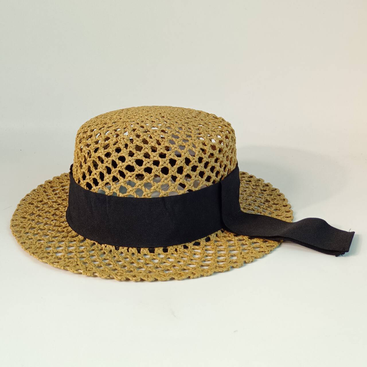 

Women Hollow Out Straw Boater Hat - Summer Breathable Flat Top Sun Hat with Black Ribbon R Letter Decor, Casual Beach Panama Hat M56-58CM