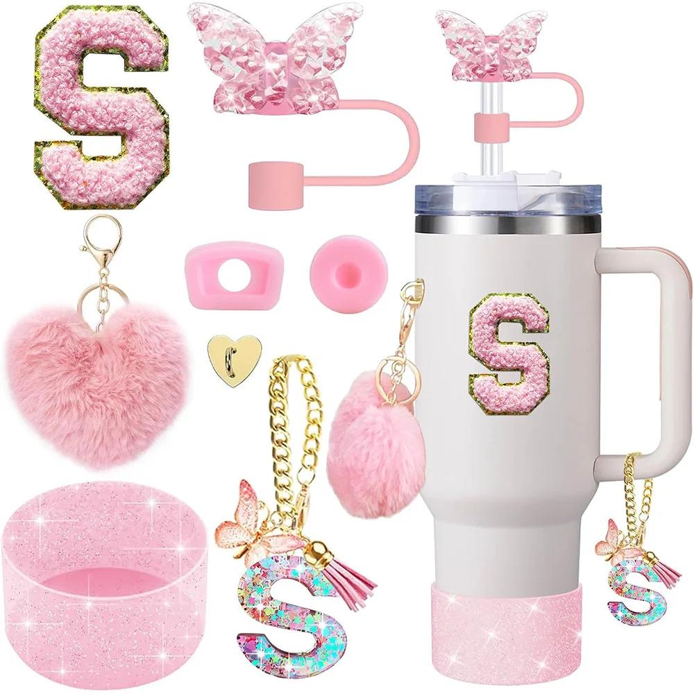 8 Pezzi Accessori per Tazza per Stanley Cup 30oz 40oz Include Coperchio Tappo Cannuccia a Farfalla Piedino in Silicone Maniglia Ciondolo Adesivo con Iniziali