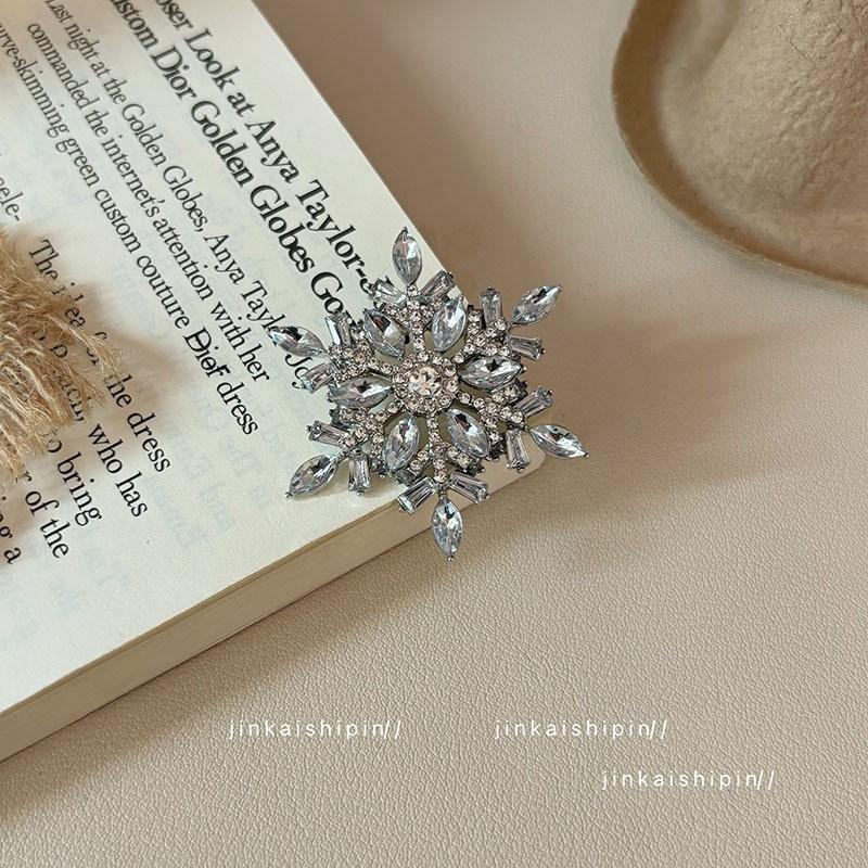 Fashion rotatable exquisite snowflake ring women's high-end light luxury high-end brooch personality versatile temperament accessories