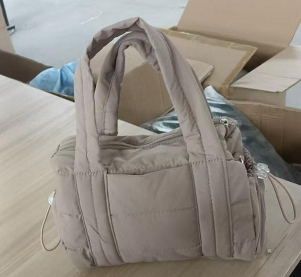 Gesteppte Damen Mini Sporttasche mit abnehmbarem Umhängegurt