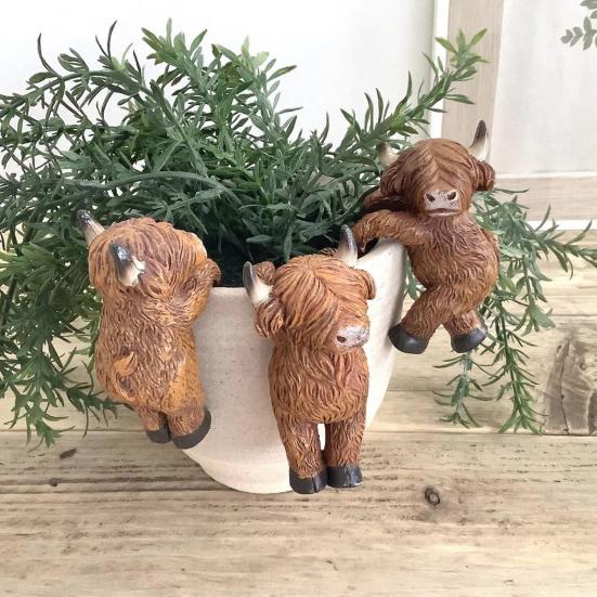 Highland Cow Statue Resin Small Cow Planter Pot Hanger Climbing Animal Flower Pot Hugger for Garden Patio Fence Lawn Yard Plant Pot Decor