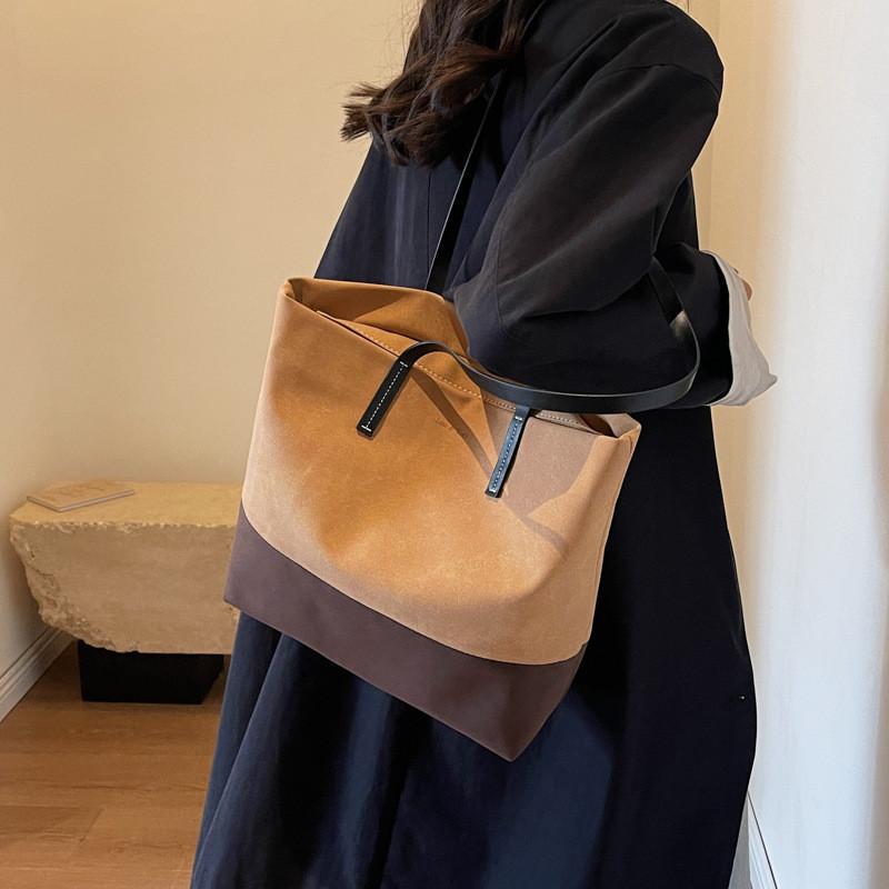 Chic And Stylish Women s Handbag With Business Style And Spacious Interior коричневый