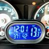 NEU Hochwertiges Innenzubehör 3 in 1 Auto-Voltmeter Hintergrundbeleuchtung 12V/24V Thermometer Auto Digital Lumino Elektronische Uhr Q0A1