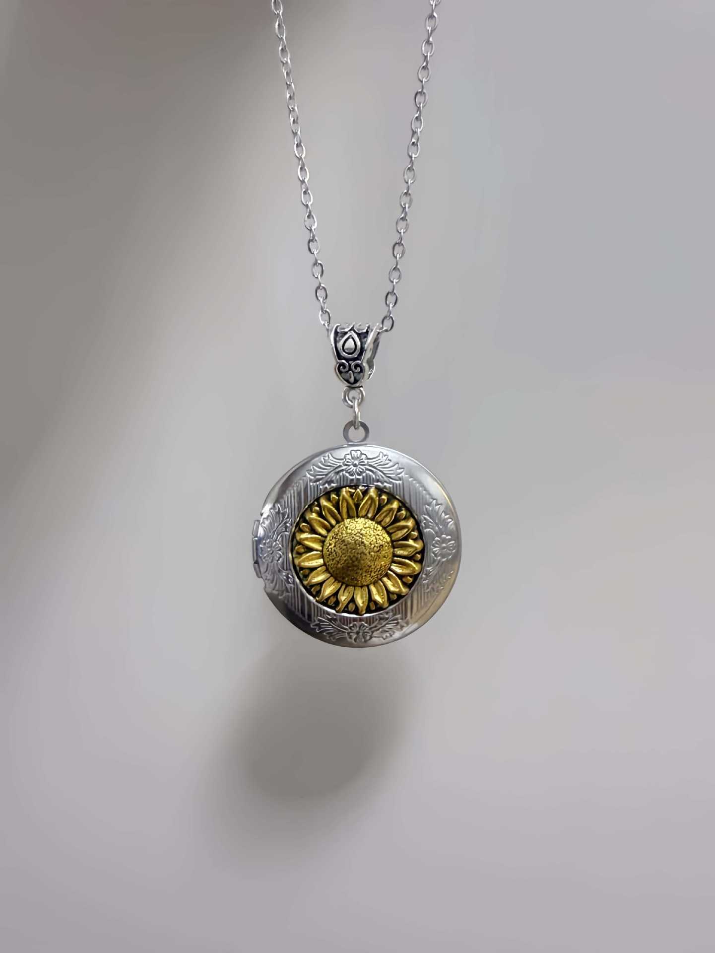 

Exquisite Retro Geometry Circle Gold Color Relief Sunflower Lock Double Color Pendant Necklace for Women Men Couple Jewelry Gift