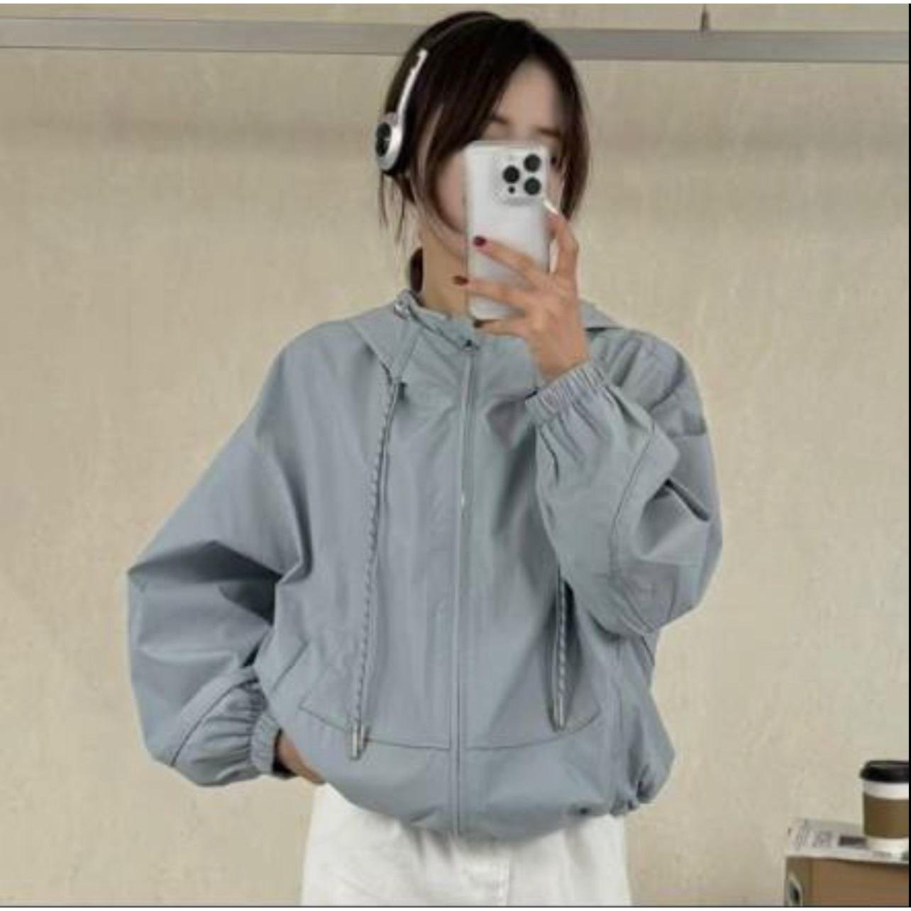 

Женский ветрозащитный плащ с капюшоном в европейском стиле: Трендовая куртка свободного кроя для весны и осени L (120-145 jin)