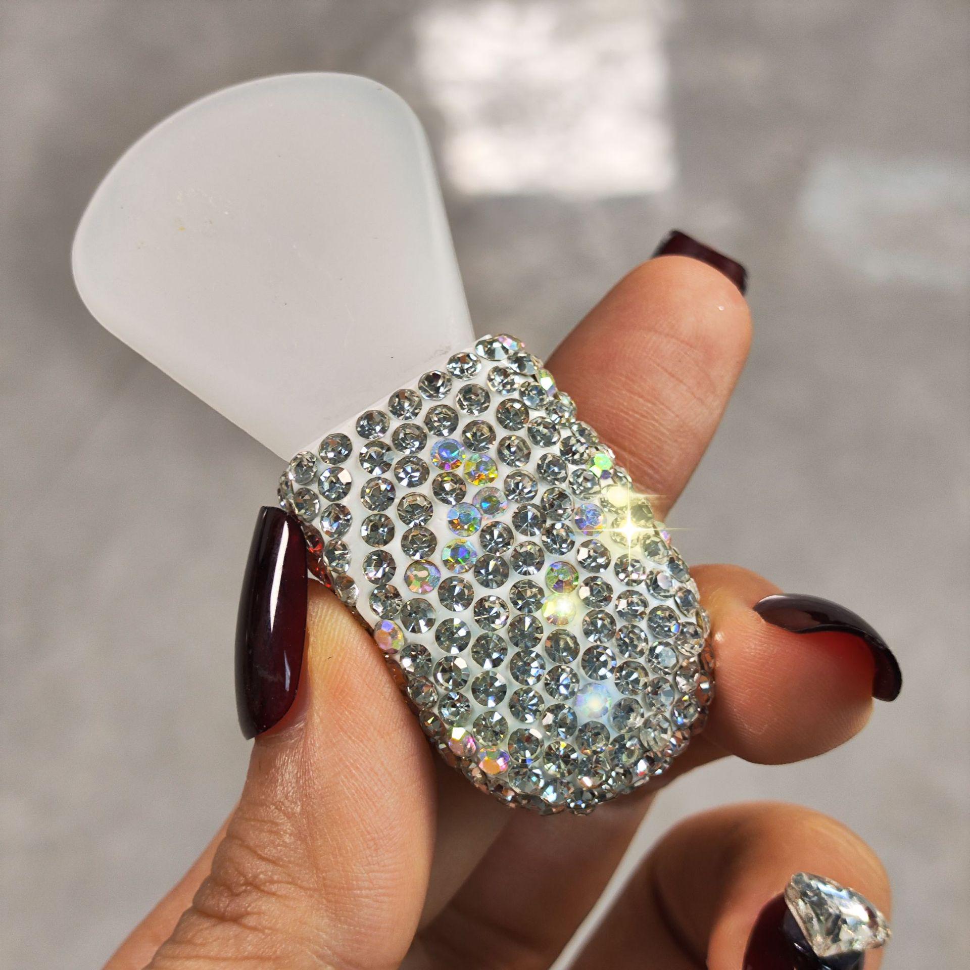 

Мини-стик-маска для лица из силиконовой грязи высокой ценности с бриллиантовой инкрустацией и мягкой кистью-аппликатором - Хит продаж.