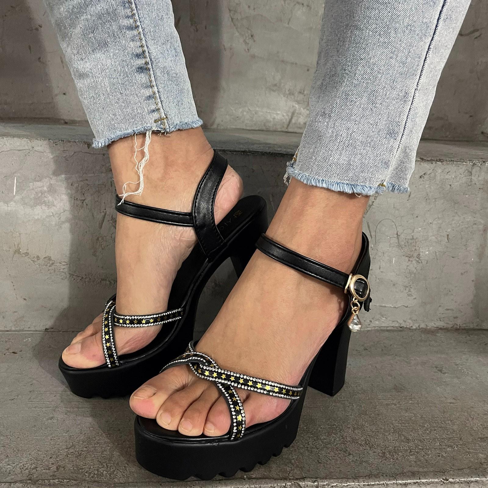 

Женские босоножки на танкетке на платформе с рыбьим ртом и пряжкой