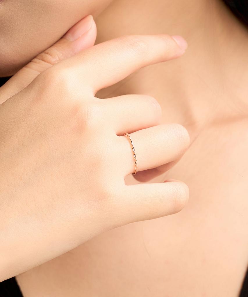 Lloyd Daily Slim Twist 10K Gold Ring Lrt26003T (A Type)
