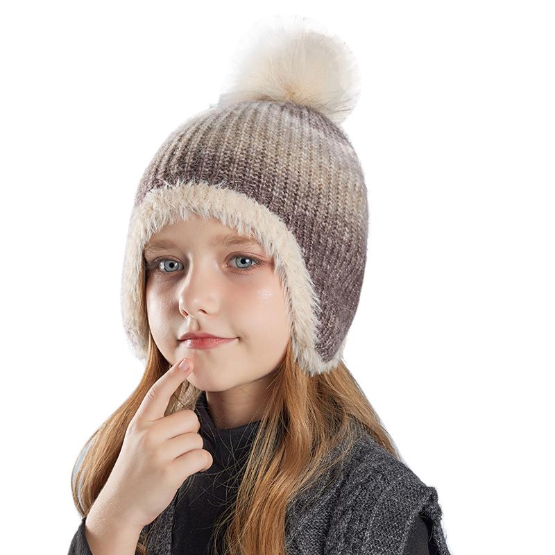 

Корейские цветные детские шапки, симпатичная вязаная шапка с меховым шариком, зимние шапки для защиты ушей для девочек, уличные, плюс бархатные теплые капюшоны, аксессуары кофейный