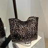 Korean fashion casual tote bag women's 2025 autumn new personalized leopard print large capacity temperament shoulder armpit bag