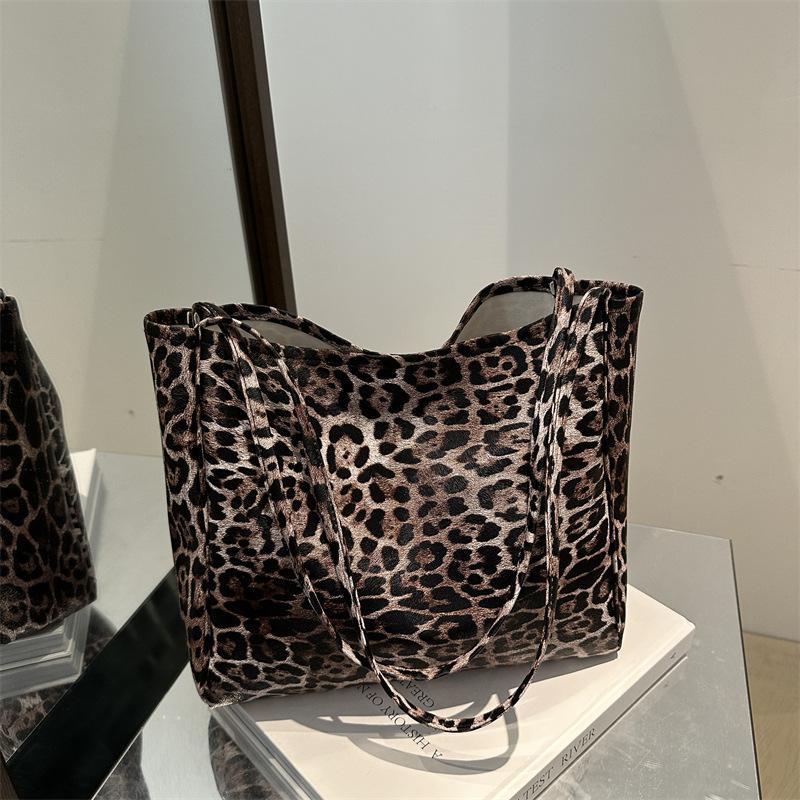 Korean fashion casual tote bag women's 2025 autumn new personalized leopard print large capacity temperament shoulder armpit bag