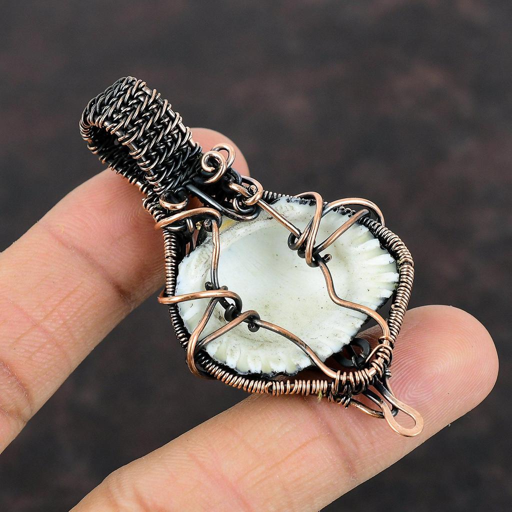 Titanbeschichteter Muschel-Anhänger Kupferdraht-umwickelter Edelstein-Anhänger Erstaunlicher Drahtschmuck Handgefertigt Einzigartiger Anhänger Kupferschmuck zum Verschenken