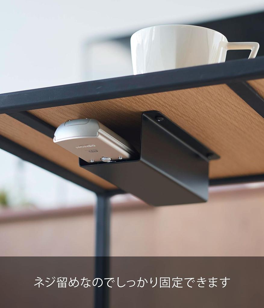 Yamazaki Jitsugyo Podstolový mop a držák dálkového ovládání, černý cca. Š9,5 x H18 x V4,6 cm Věž s dálkovým ovládáním Praktické úložné místo pro mop Rychlé použití