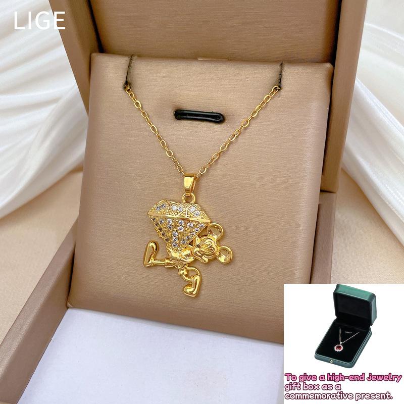 

Holding a large zircon light luxury temperament gorgeous full diamond necklace female versatile collarbone chain chain