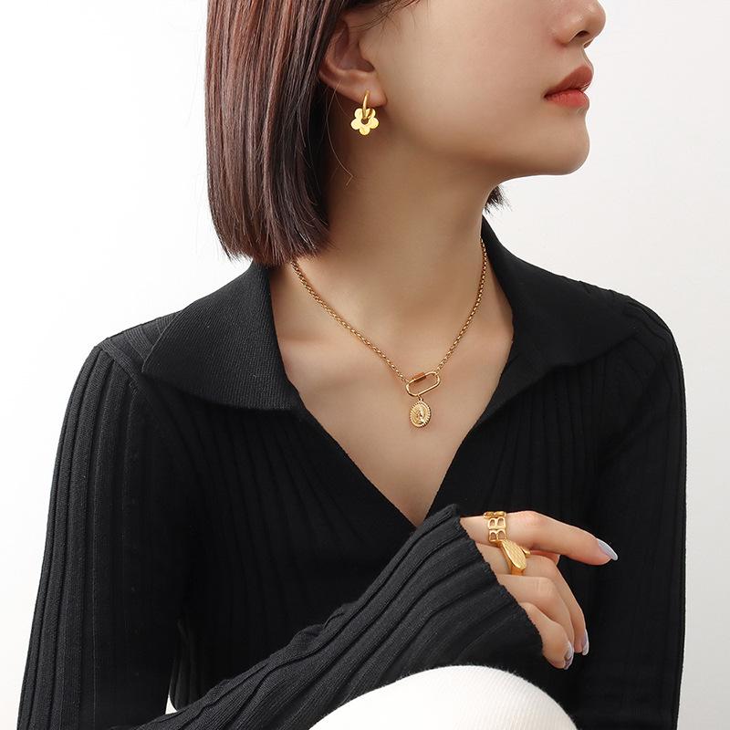 18K Gold Plated Stainless Steel Christmas Flower Ear Cuffs - European & American Style, Influencer-Approved, Cute Earrings.