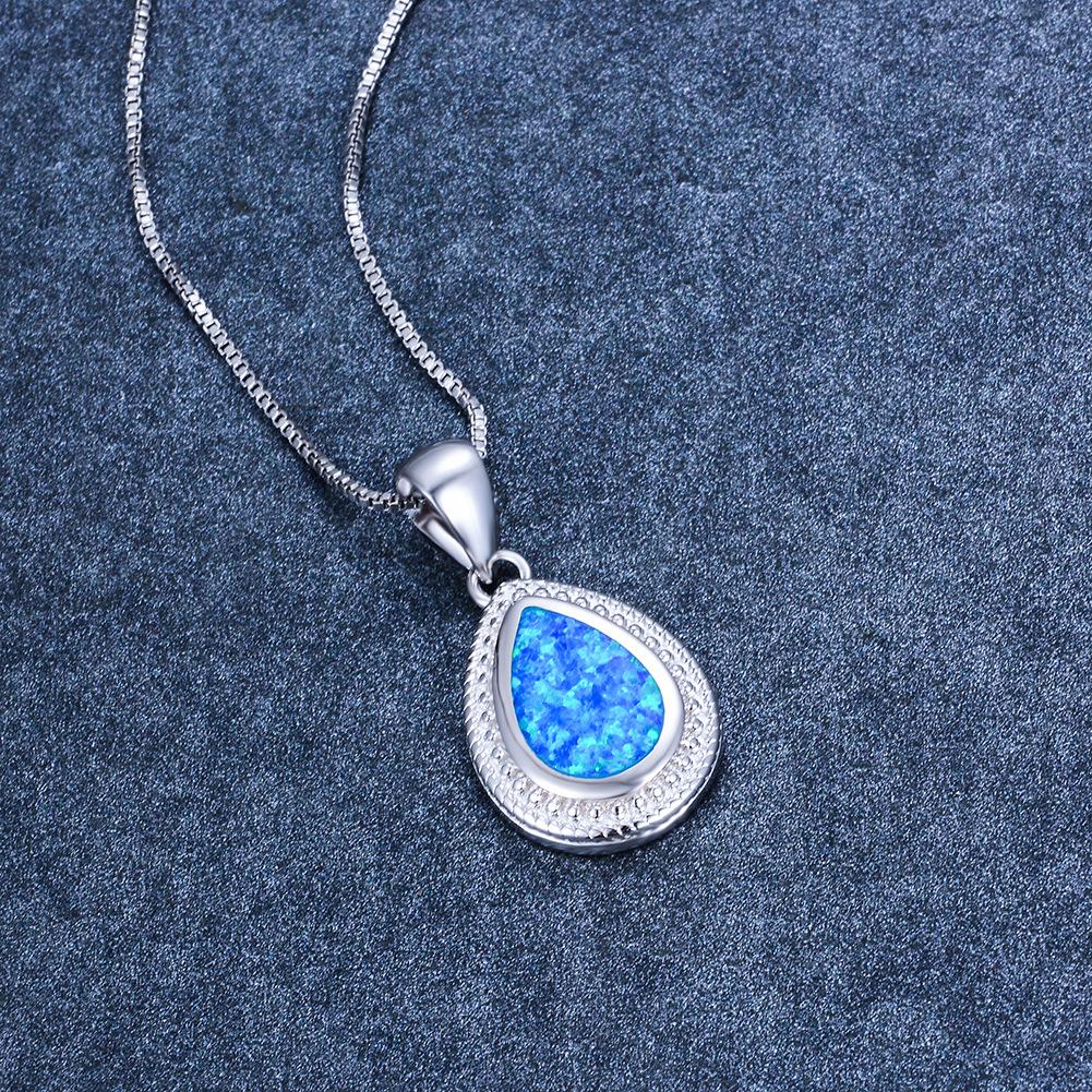 Minimally Designed Water Droplet Pendant Necklace Personalized and Fashionable