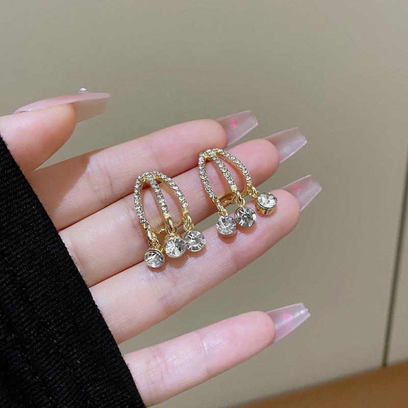 Silver needle geometric flash diamond fringed earrings women's niche design high-end stud earrings simple versatile ear jewelry