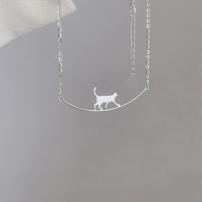 Adorable Cat Climbing Pendant Necklace – Niche Animal Clavicle Chain for Women