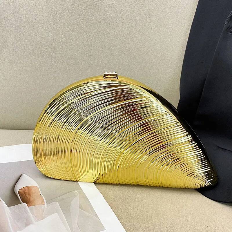 Fashion personality creativity heavy industry gold shell acrylic bag niche design high-end feel hand-held dinner bag золотой