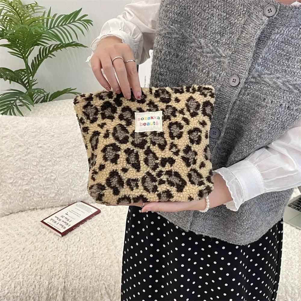 Fashion Retro Striped Clutch Bag Women Cosmetic Bag Plush Toiletry Bag Makeup Bags Makeup Pouch Case Travel Cosmetic Organizer