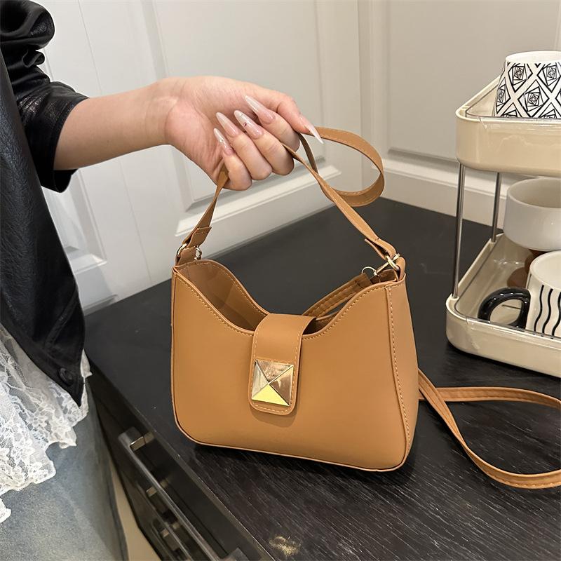 Simple new Korean version ins shoulder bag women's commuting foreign style fashion temperament exquisite solid color oily leather messenger bag