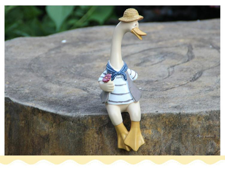 Resin Figurine Set: Cartoon Duck Couple for Home and Garden Decor