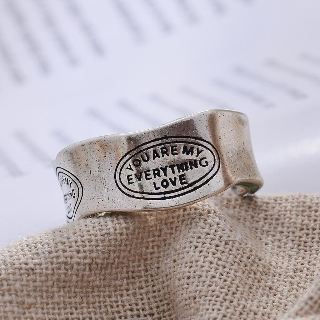 Neuankömmling Eleganter Buchstabengravur Grünes Streifendesign Retro Thai Silber Damen Fingerring Für Frauen Neujahrsgeschenke 2023
