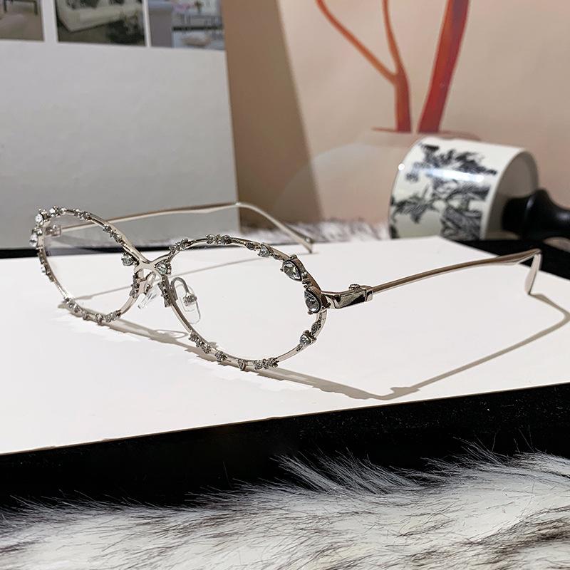 

Elegant Diamond-Studded Oval Sunglasses for Men & Women - Fashionable Street Style