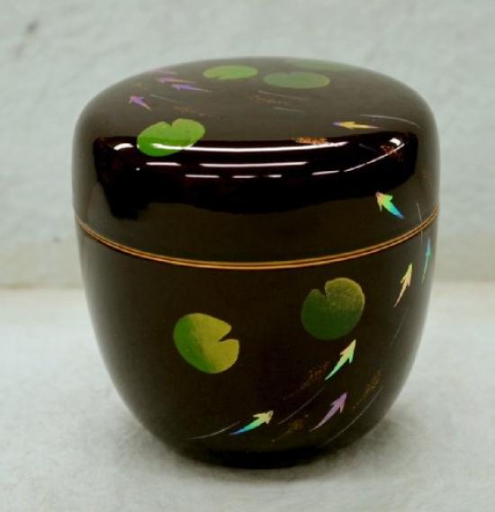 

Чайница для чайной церемонии с лаком уруси и дизайном из сусального золота с медакой. Время может быть Утварь Среднего размера (Указана доставка)