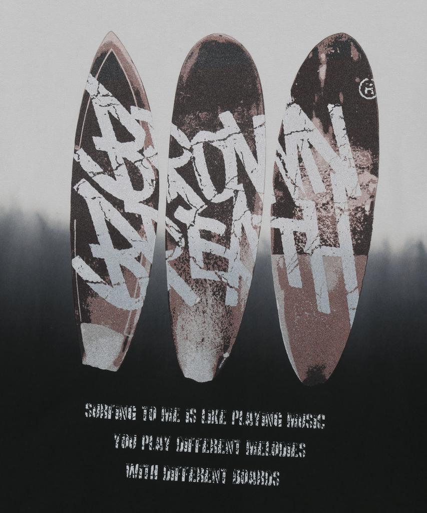 BROWNBREATH Surfing Board Tag Tee - Charcoal