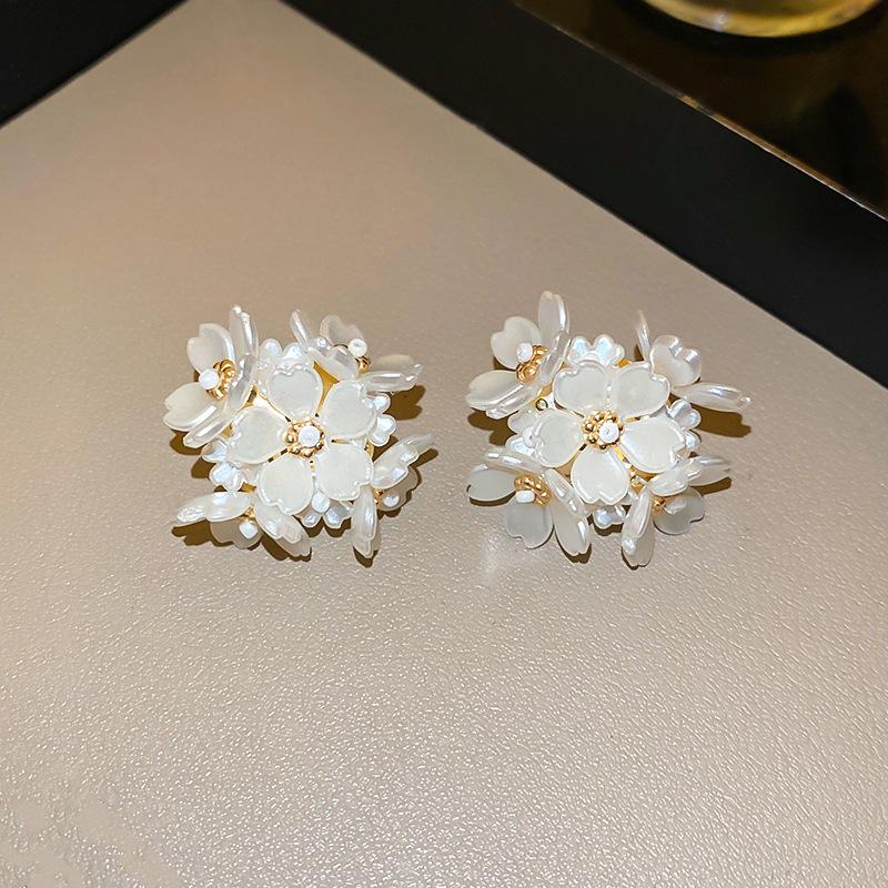 Silver needle French retro flower pearl fringed earrings personality sweet temperament stud earrings women