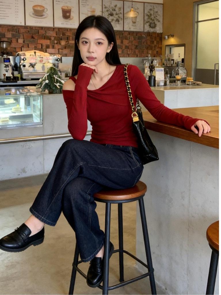 Koreanisches scharfes rotes One-Shoulder-Langarm-Camisole - Figurschmeichelndes Nischen-Top für Damen