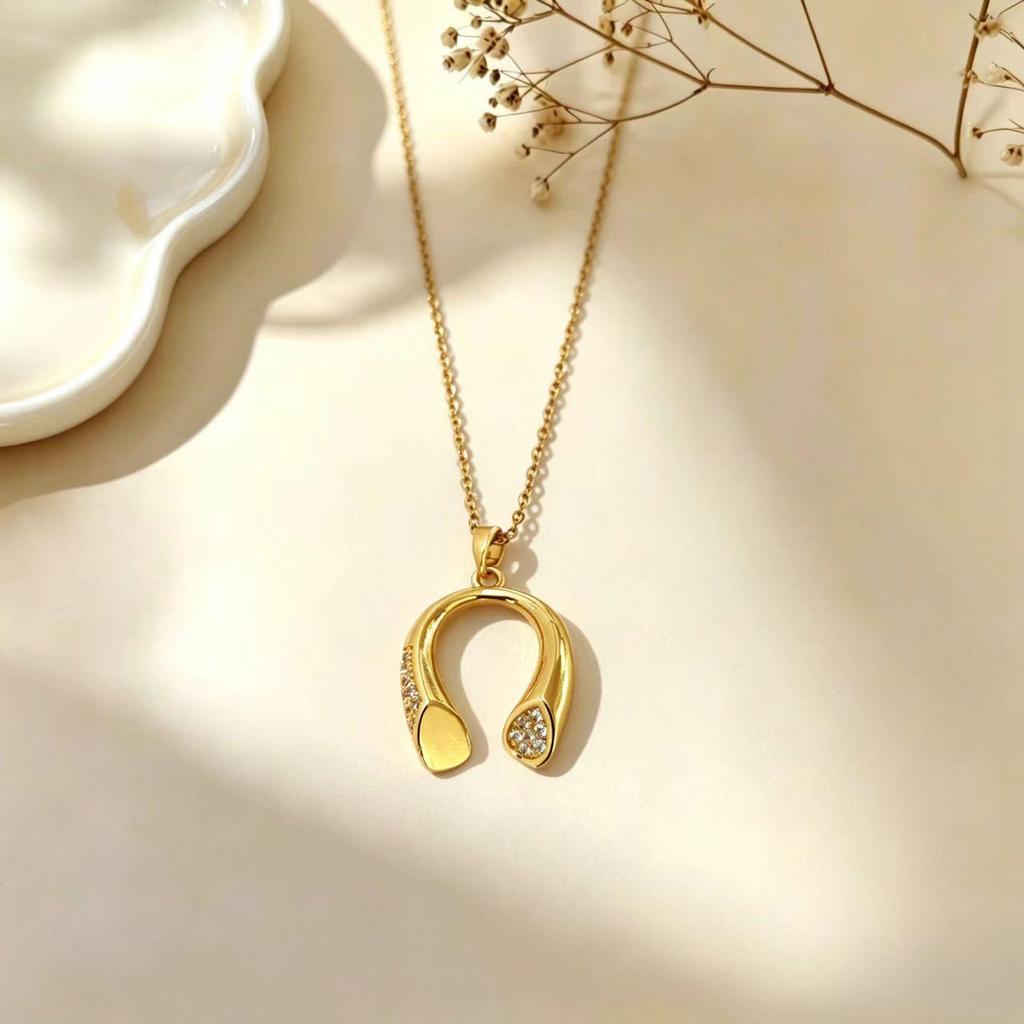 Elegant Cat Pendant Necklace: Fresh Design with Micro-Set Zircons for Women - Light Luxury & High-End Feel; Perfect Clavicle Chain Accessory.