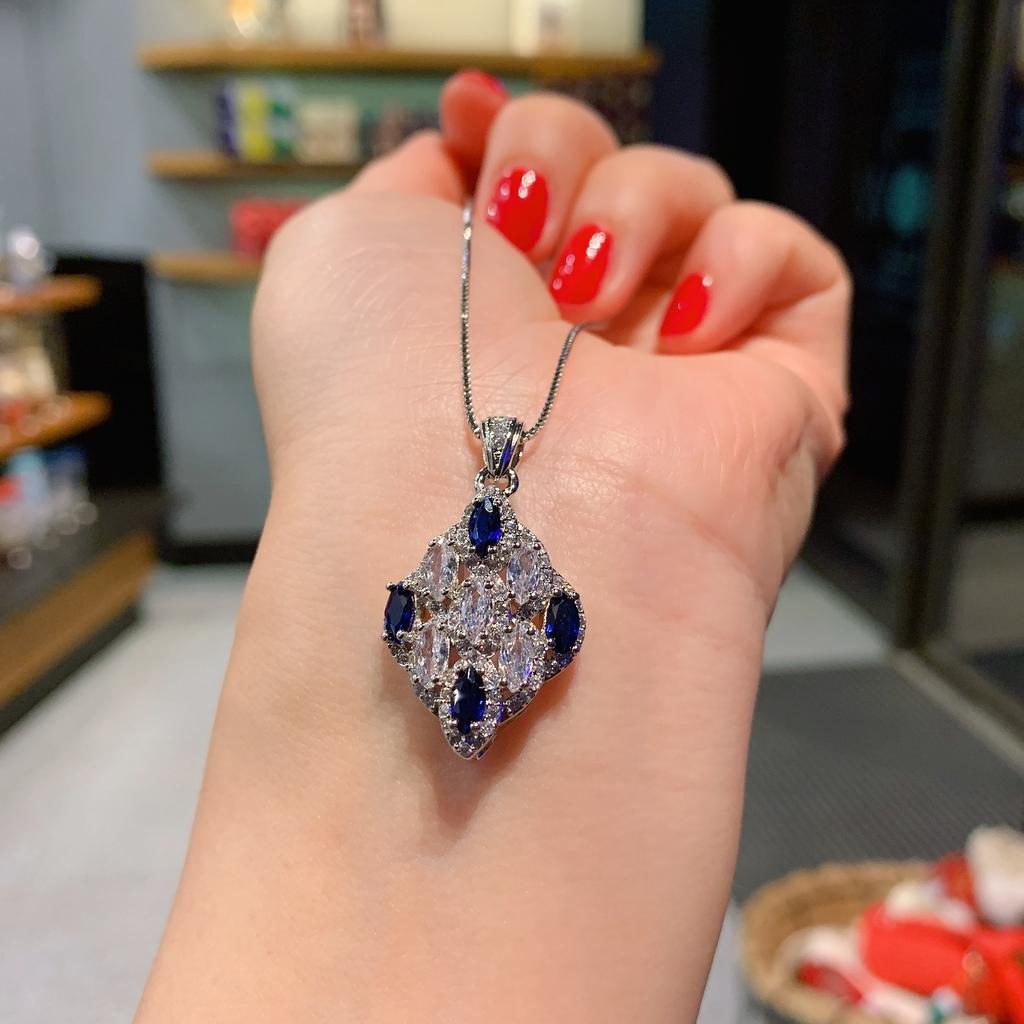 Caibao High Carbon Diamond Necklace Ring Earrings Trzyczęściowy zestaw cyrkonii Wisiorek Niebieski Korund Kolczyki z kamieniami szlachetnymi