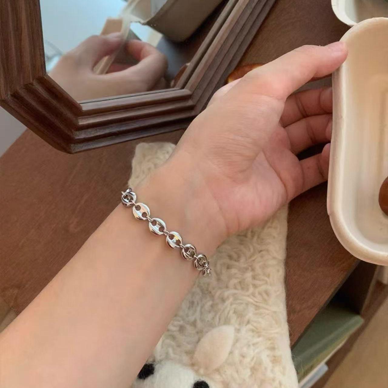 

Французский браслет из неправильного жемчуга особой формы, женский нишевый, легкая роскошь, изысканный, модный, золотой браслет-полуободок, аксессуары для браслета