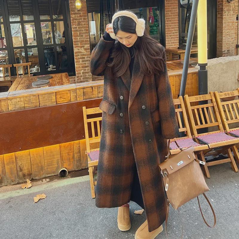 Women's Retro Plaid Oversized Double-Breasted Wool Coat with Lapel and Flap Pockets