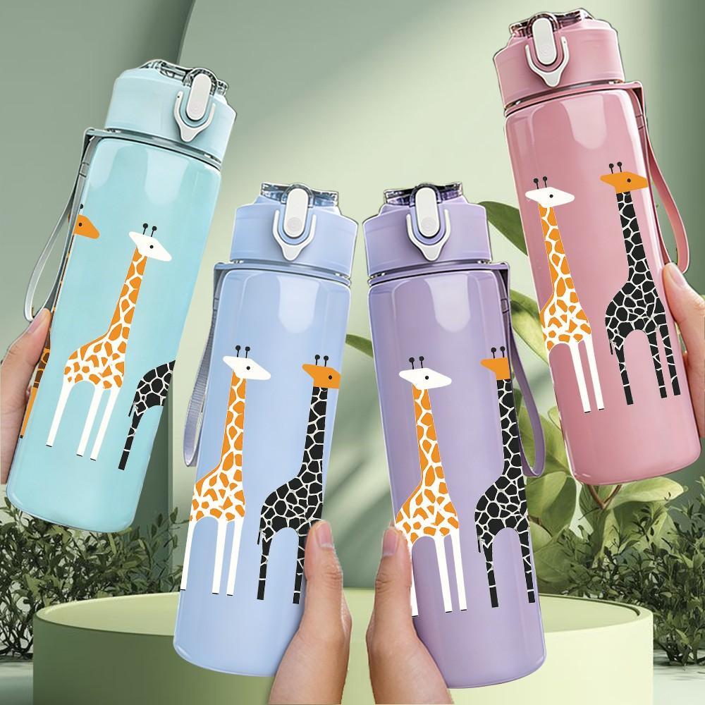 1PC Three Giraffes Cartoon 750ml Color Plastic Sports Water Bottle Leakproof Flip Straw Lid Suitable for Sports Office Home Use