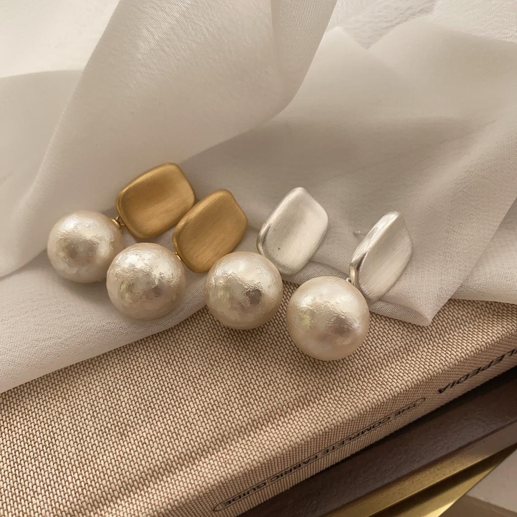 Gold Two-Color Minimalist Geometric Square Warm Pearl Stud Earrings Retro Metal Texture Elegant Pearlescent Temperament Earrings