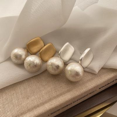 Gold Two-Color Minimalist Geometric Square Warm Pearl Stud Earrings Retro Metal Texture Elegant Pearlescent Temperament Earrings