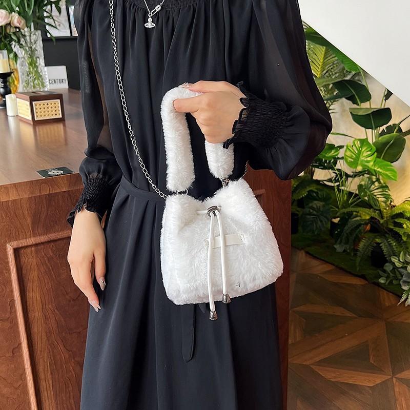 Plush bag, bucket bag, new handbag, fashionable and sweet messenger bag.