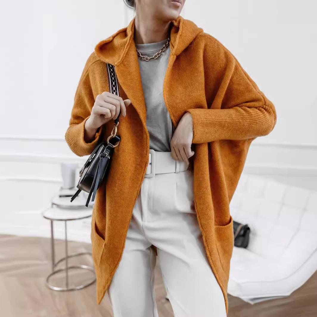 Женский осенне-зимний вязаный джемпер большого размера с карманами и капюшоном — фото 4