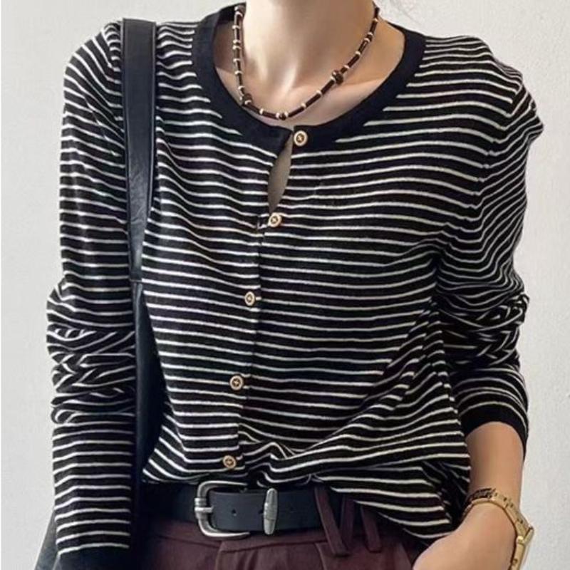 

A New Striped Knitted Cardigan for Women, Paired with A Round-neck Long-sleeved Sweater One Size чорний