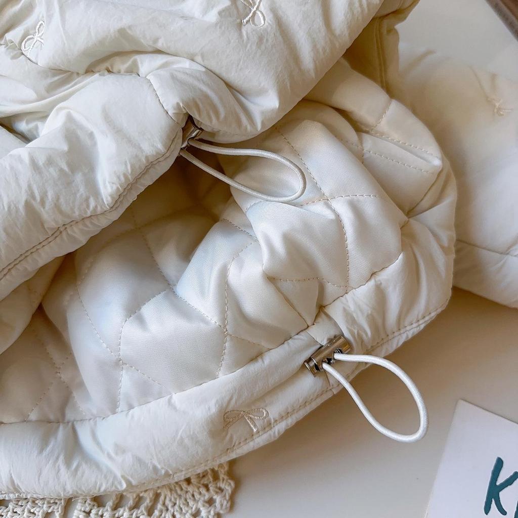 Wintermantel für Mädchen mit Schleife: Stilvolle, warme Baumwolljacke mit langen Ärmeln und Spitzenbesatz