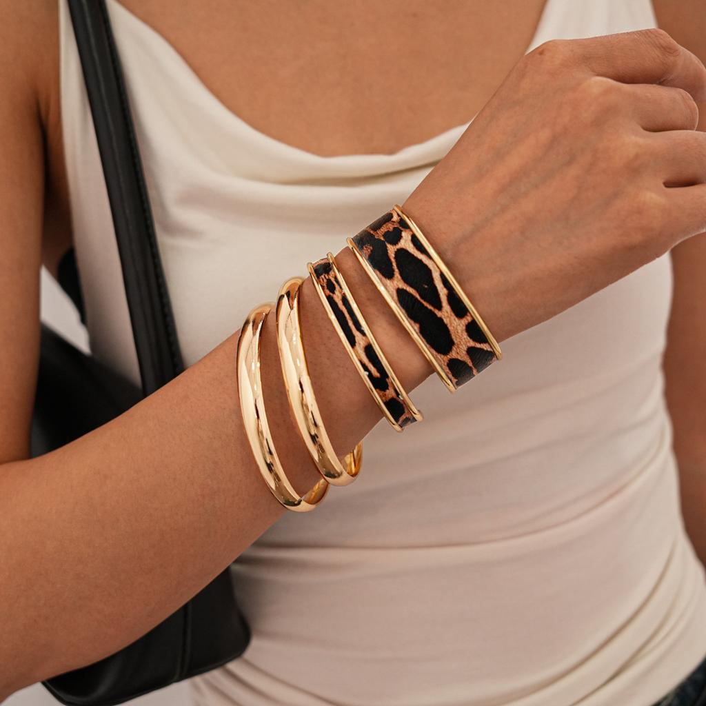 4-teiliges Armbandset mit Leopardenmuster für Damen, goldfarben, glatt, übertrieben, Metall, mehrlagig, täglicher Party-Schmuck-Accessoire