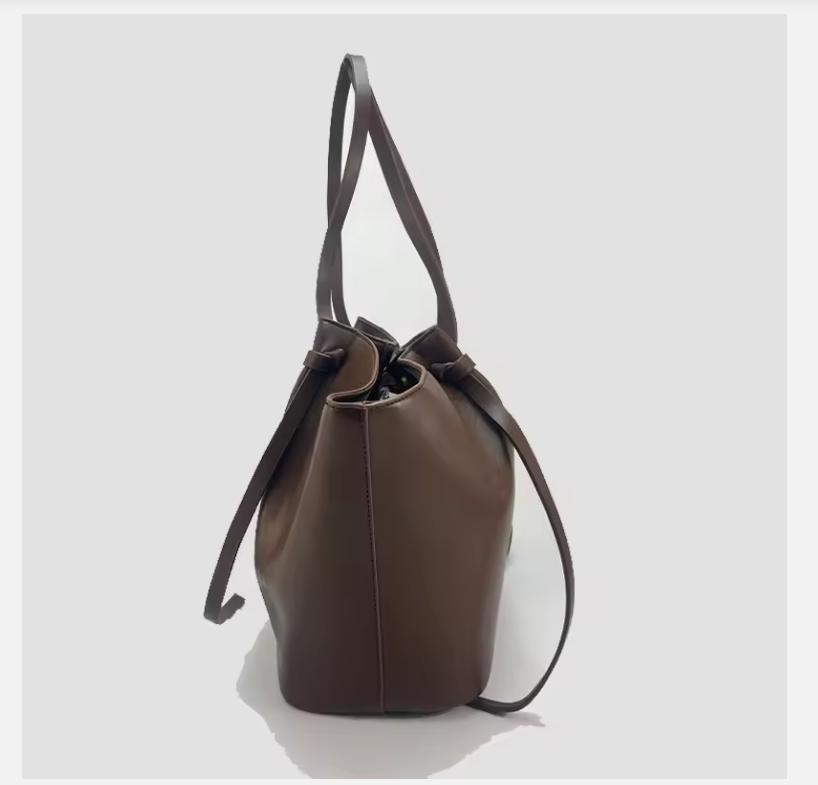 Fashion Large Capacity Trapeze Women Shoulder Bags Designer Metal Lock Handbags High-Quality Pu Leather Big Tote Commute Bag