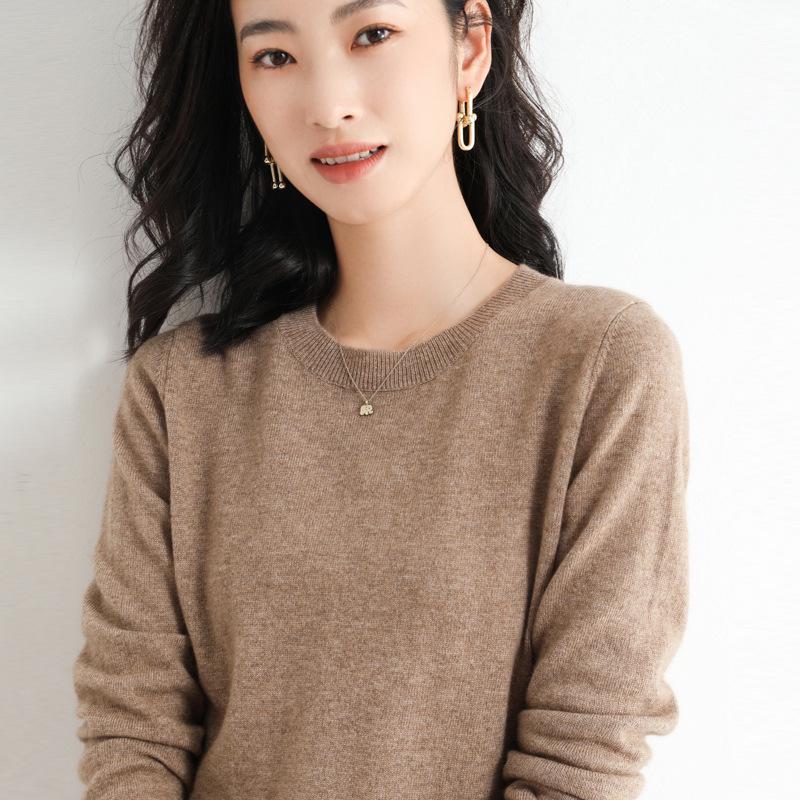 2025 Autumn/Winter Women's Plus Size Korean Style Loose Knit Sweater, Versatile Round Neck Base Layer.