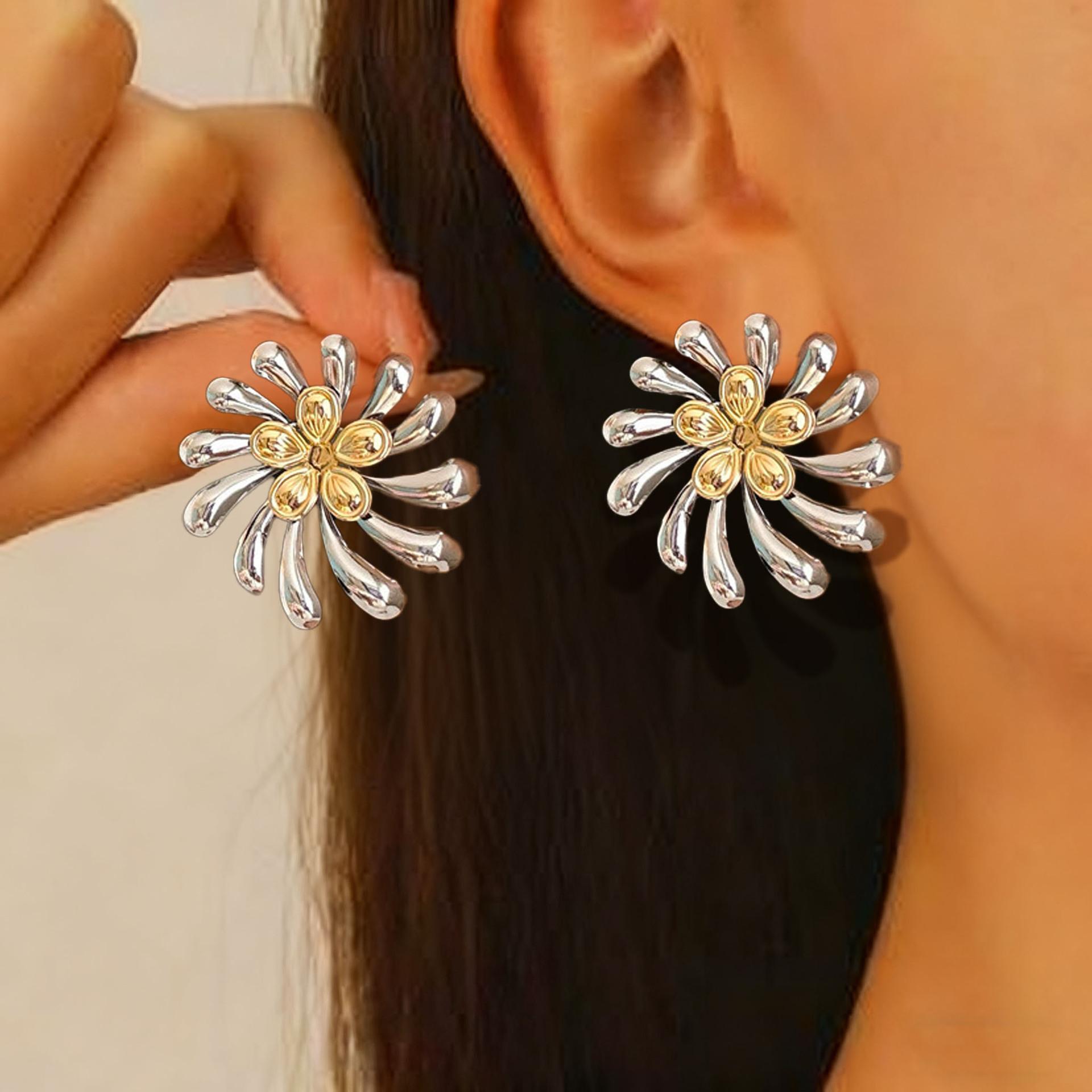 Exaggerated and exquisite two-color flower stud earrings, color matching, long earrings, earrings, pendants, contrasting color stamens, earrings.