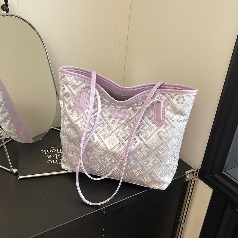 

Новая сумка в китайском стиле с узором парчи Чжуан большой вместимости, женская, 2025, национальный стиль, модная, простая, с индивидуальностью, сумка-тоут на одно плечо/подмышку, женская светло-фиолетовый